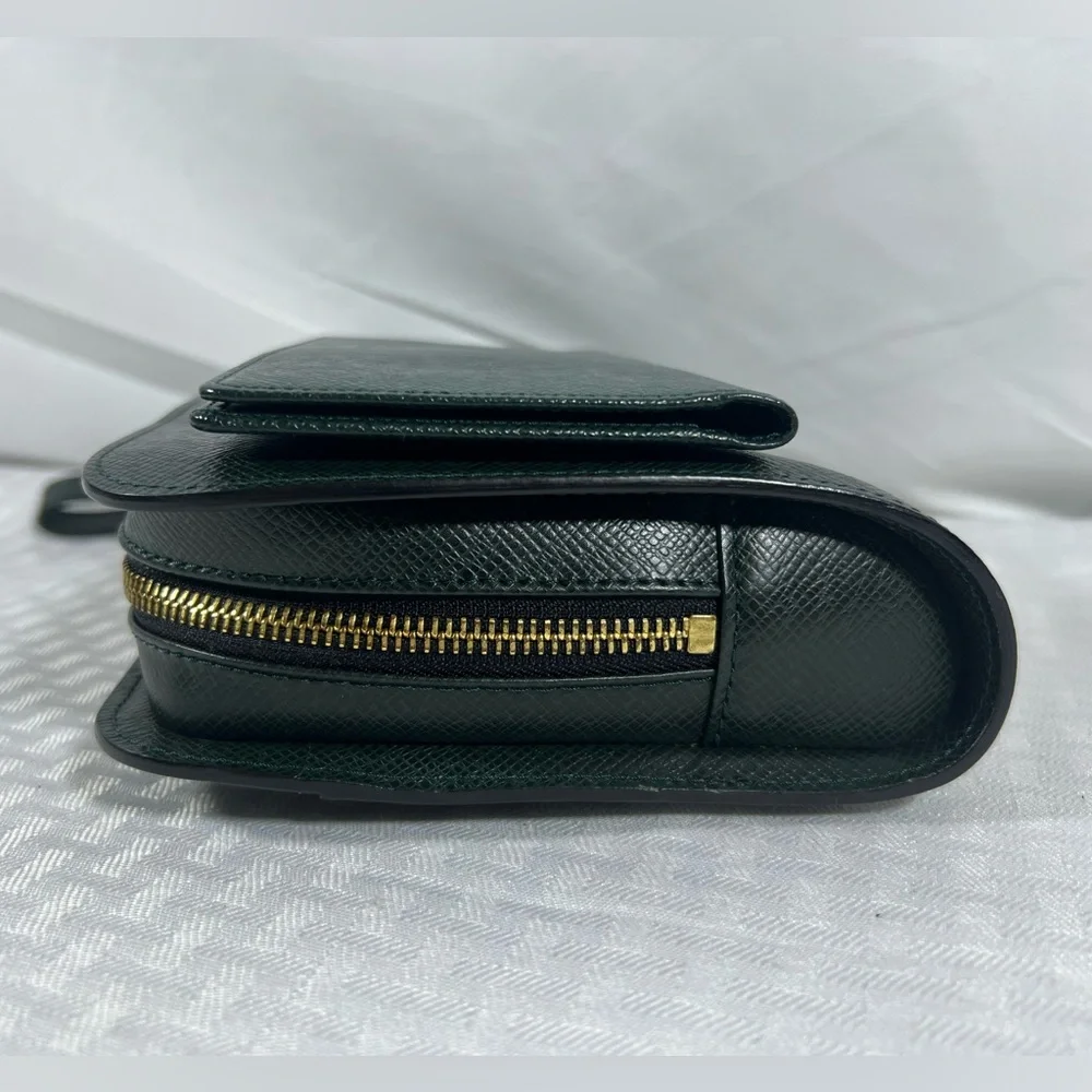 7006: Louis Vuitton Taiga Leather Wristlet & Checkbook Cover Set Green